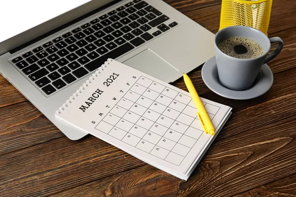 Flip Χάρτινο Ημερολόγιο Laptop Φλιτζάνι Καφέ Και Στυλό Στο Τραπέζι — Φωτογραφία Αρχείου