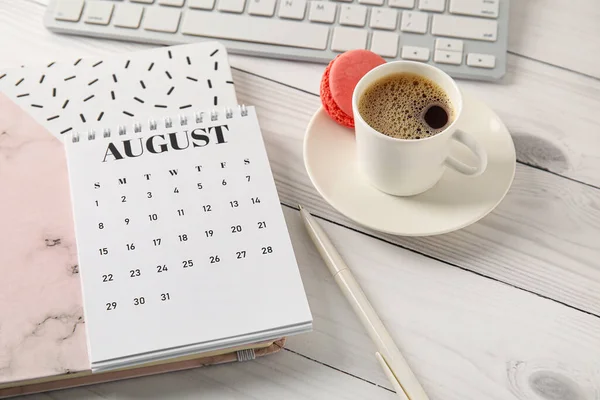 Flip Calendario Carta Con Tastiera Del Computer Tazza Caffè Cancelleria — Foto Stock