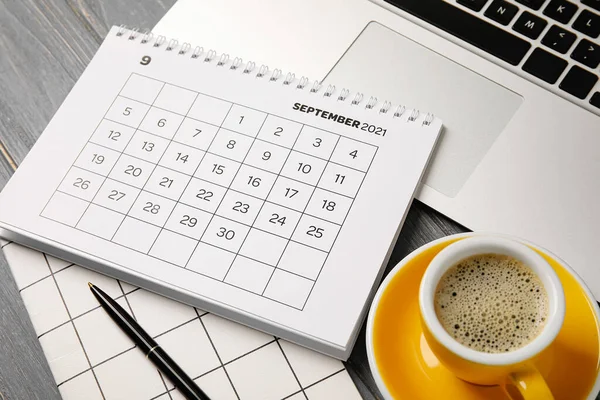 Flip Papper Kalender Med Laptop Kopp Kaffe Och Brevpapper Bordet — Stockfoto