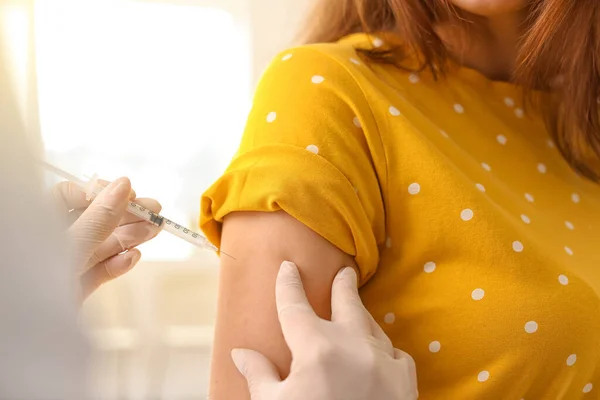Médico Vacinando Mulher Clínica — Fotografia de Stock