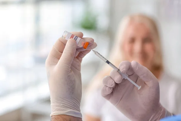 Médico Vacinando Paciente Clínica — Fotografia de Stock