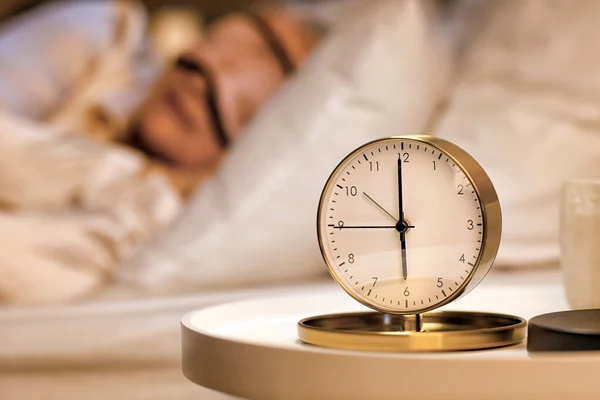 Relógio Alarme Mesa Quarto Mulher Madura Noite — Fotografia de Stock
