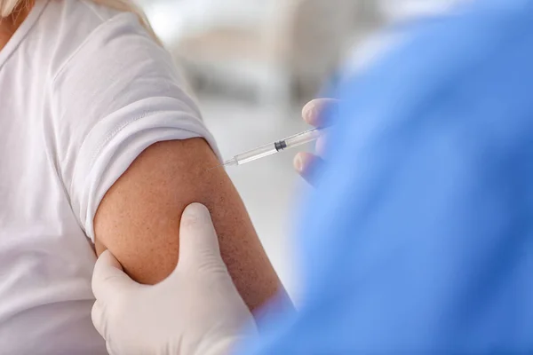 Läkare Vaccinerar Patienten Kliniken — Stockfoto