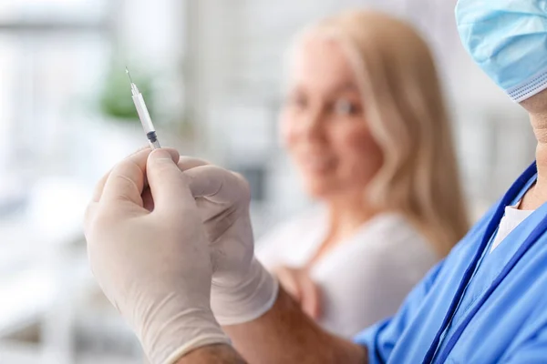 Doctor Vaccinating Patient Clinic — Stock Photo, Image