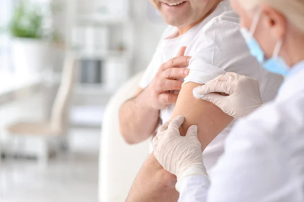 Doctor Vaccinating Patient Clinic — Stock Photo, Image