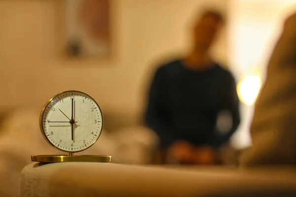 夜に成熟した男の部屋で目覚まし時計 — ストック写真