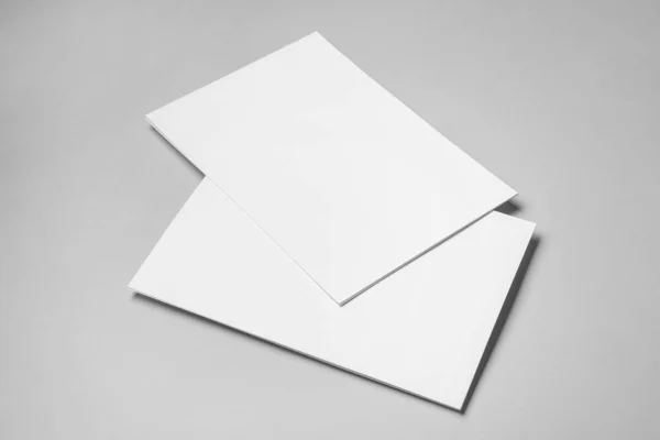 Λευκά Φύλλα Χαρτιού Γκρι Φόντο — Φωτογραφία Αρχείου