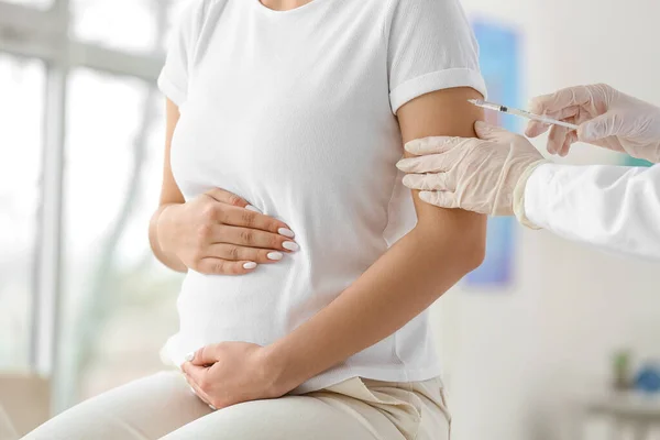 Läkare Som Vaccinerar Gravida Kvinnor Kliniken — Stockfoto