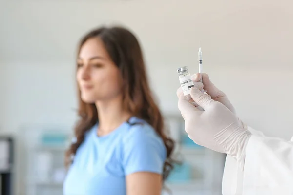 Médico Vacinando Paciente Contra Covid Clínica — Fotografia de Stock