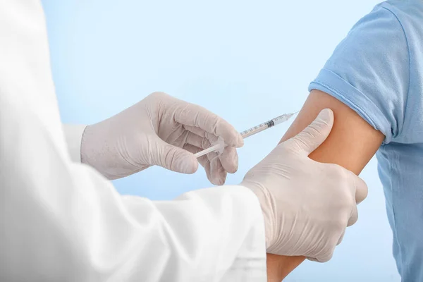 Läkare Vaccinera Patienten Färg Bakgrund — Stockfoto