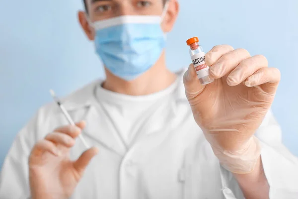 Läkare Med Vaccin Mot Covid Färgbakgrund — Stockfoto