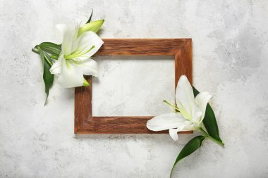 Güzel zambak çiçekleri ve ışık arkaplanındaki çerçeve