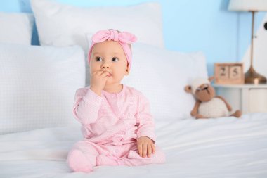 Odadaki yatakta tatlı bir bebek.