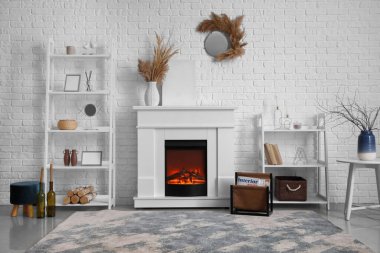 Şömineli modern oturma odasının içi.