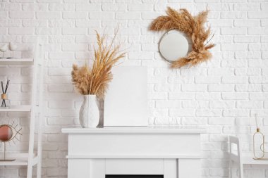 Modern oturma odasının içinde şömineli, yakın plan.