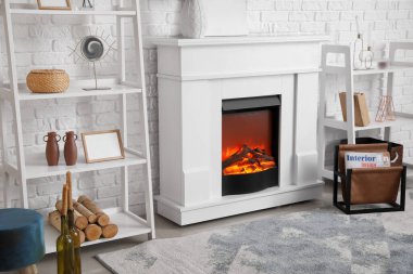 Şömineli modern oturma odasının içi.