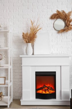 Şömineli modern oturma odasının içi.