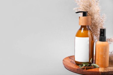 Açık arkaplanda farklı şampuan şişeleri.