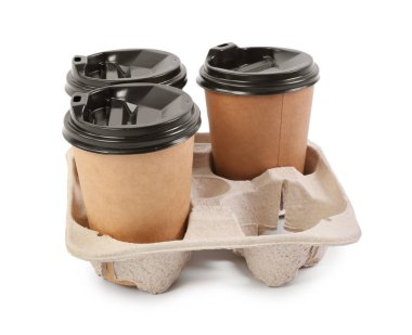 Beyaz arkaplanda kağıt bardaklar