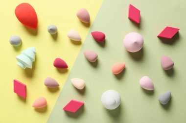 Renk arkaplanındaki makyaj süngerleri