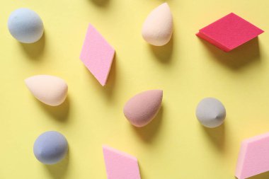 Renk arkaplanındaki makyaj süngerleri