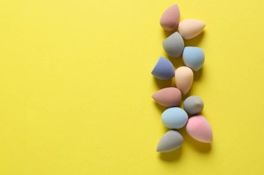 Renk arkaplanındaki makyaj süngerleri