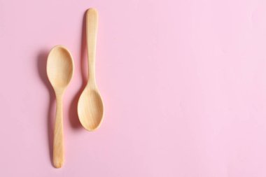 Renkli arkaplanda tahta kaşıklar