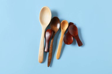 Renkli arka planda farklı tahta kaşıklar