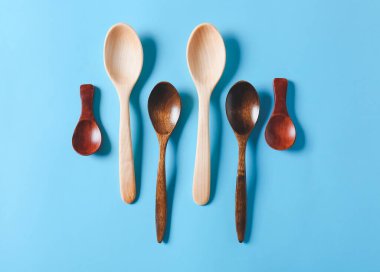 Renkli arka planda farklı tahta kaşıklar