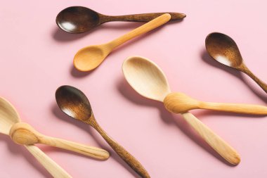 Renkli arka planda farklı tahta kaşıklar