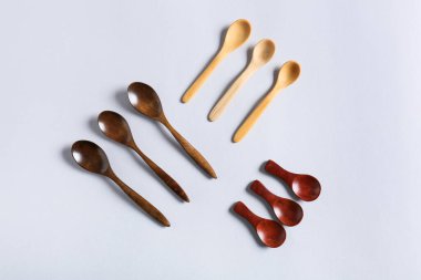 Işıklı arka planda farklı tahta kaşıklar