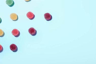 Renkli arkaplanda lezzetli jöle şekerleri