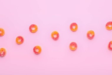 Renkli arkaplanda lezzetli jöle şekerleri