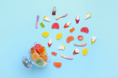 Arka planda farklı jöle şekerleri olan cam kase.