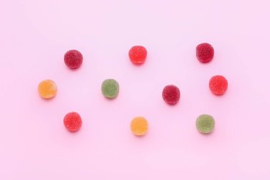 Renk arkaplanında farklı jöle şekerleri