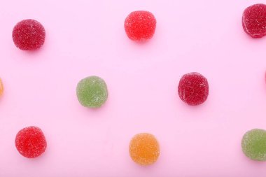 Renk arkaplanında farklı jöle şekerleri