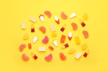 Renk arkaplanında farklı jöle şekerleri