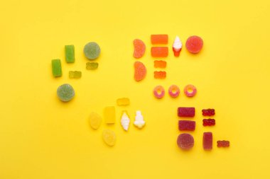 Renk arkaplanında farklı jöle şekerleri