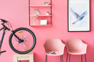 Moda odasının içinde bisiklet var.