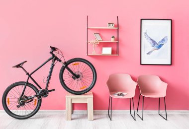 Moda odasının içinde bisiklet var.