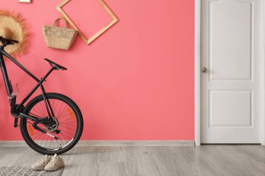 Renkli duvarın yanında modern bisiklet.