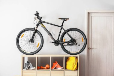 Modern bisiklet odanın içinde.