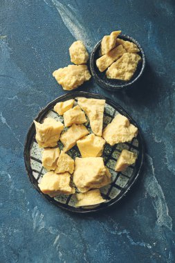 Renkli kakao yağlı tabak ve kase.