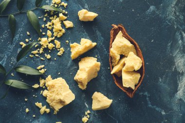 Renk arkaplanında kakao yağı olan kompozisyon