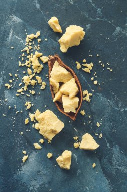 Renk arkaplanında kakao yağı olan kompozisyon