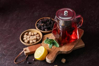 Lezzetli arkaplanda limon ve nane aromalı amber çayı.