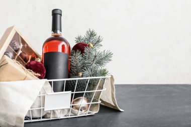 Masada Noel süsü ve ürünleri olan hediye sepeti.