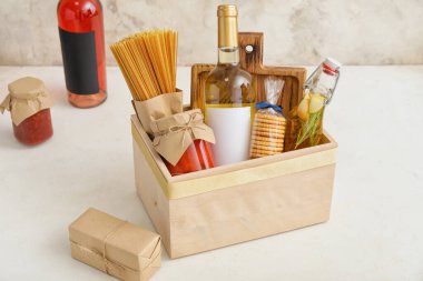 Hafif arka planda ürünleri olan hediye sepeti.