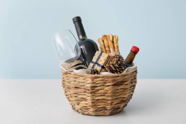 Ürünlü hediye sepeti ve renk arkaplanlı Noel dekoru