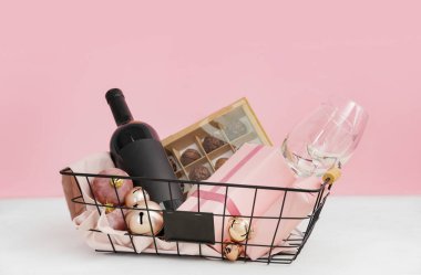 Ürünlü hediye sepeti ve renk arkaplanlı Noel dekoru